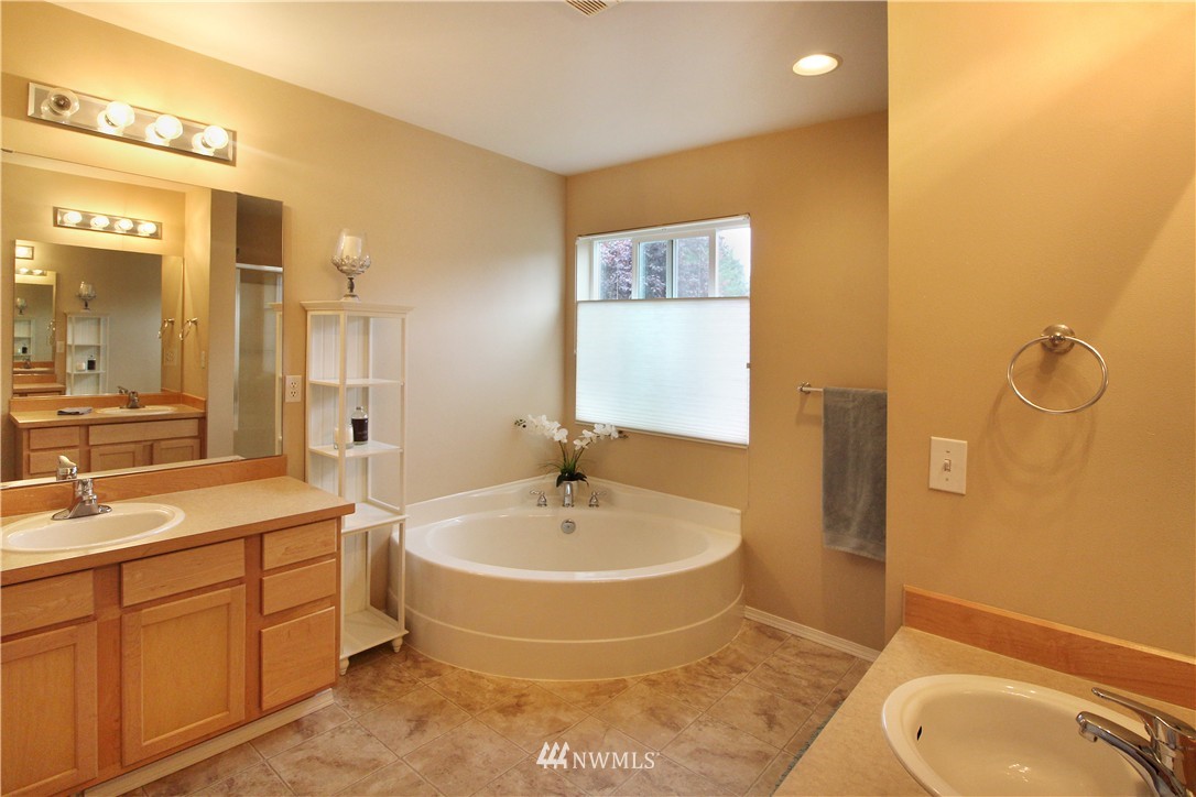 28082 Maple Ridge Way Southeast Maple Valley, WA 98038 - Photo 14 of 24
