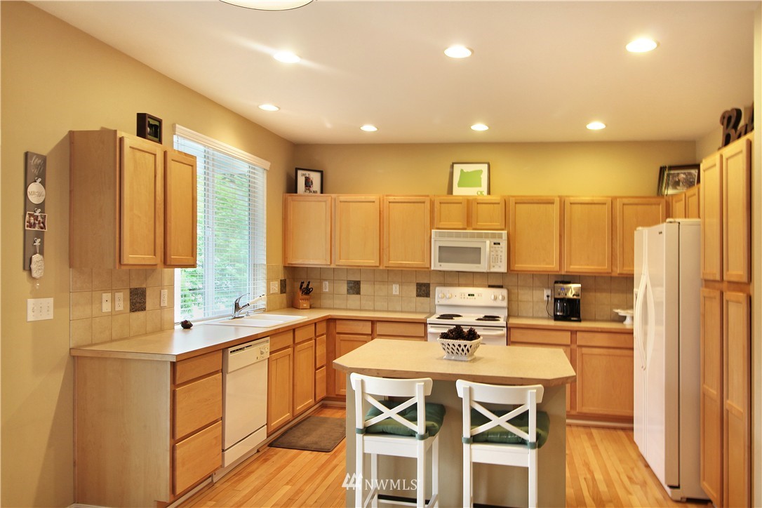 28082 Maple Ridge Way Southeast Maple Valley, WA 98038 - Photo 7 of 24