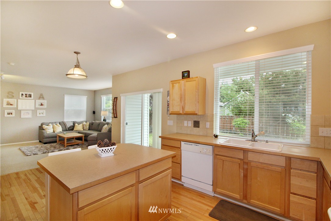 28082 Maple Ridge Way Southeast Maple Valley, WA 98038 - Photo 8 of 24