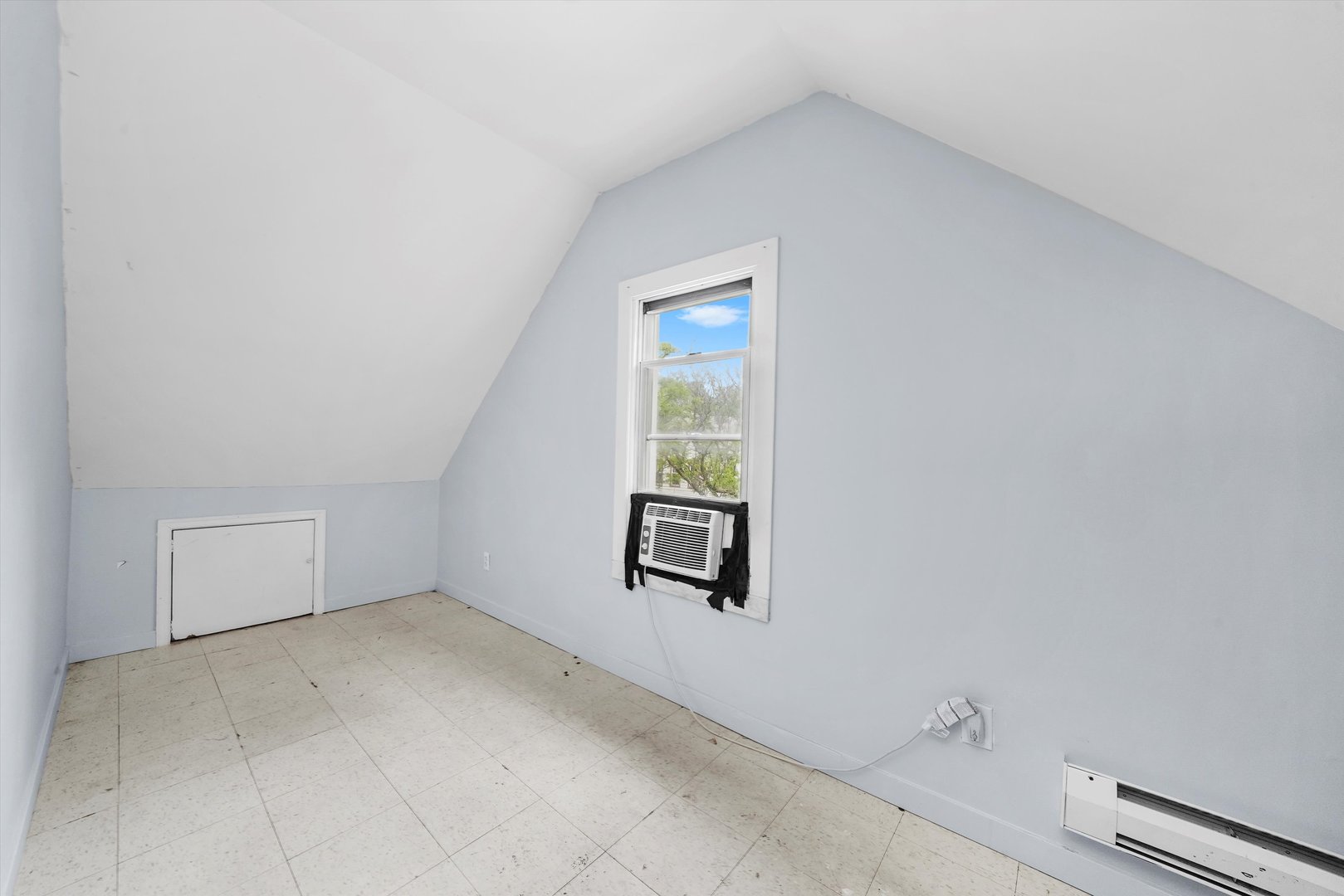 5014 South Paulina Street Chicago, IL 60609 - Photo 33 of 38 an empty room with windows