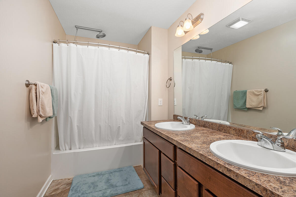 117 Rindle Bluff Portland, MI 48875 - Photo 19 of 35 Upper Full Bath