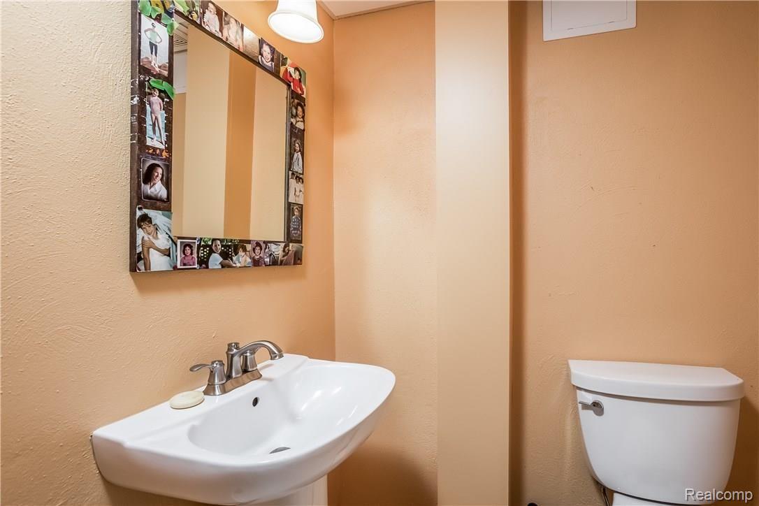 295 Washington Road Grosse Pointe, MI 48230 - Photo 45 of 60 045-Powder_Room-2338039-large.jpg