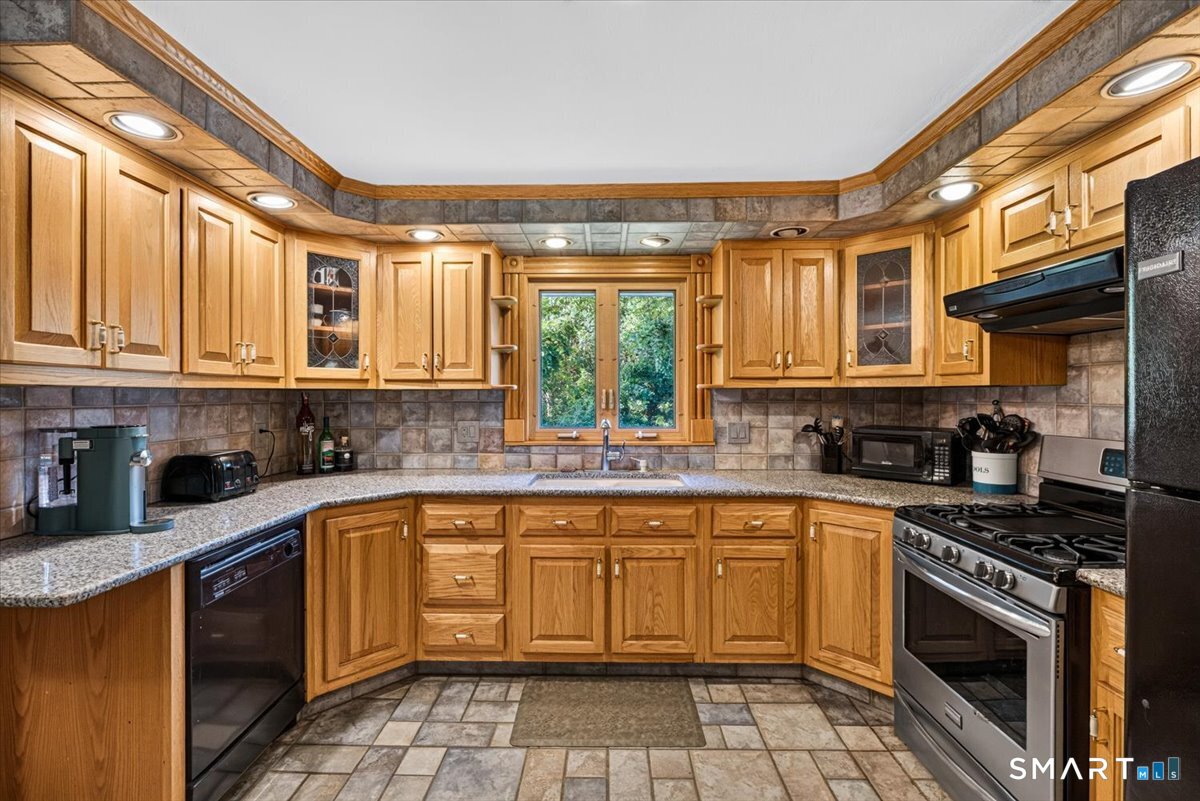 121 Hartford Road Simsbury, CT 06070 - Photo 8 of 31 Gallery Image 8