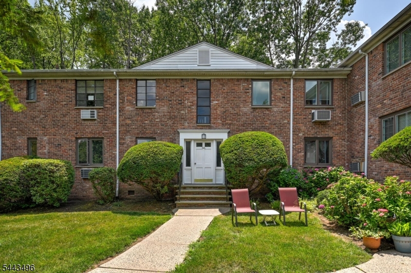 66 Troy Drive Springfield, NJ 07081 - Photo 3 of 28