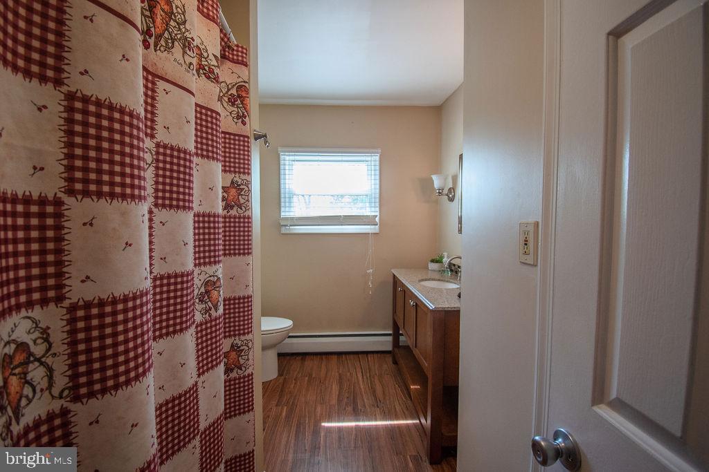 20 Rita Road Morrisville, PA 19067 - Photo 11 of 35 Upper level hall full bath