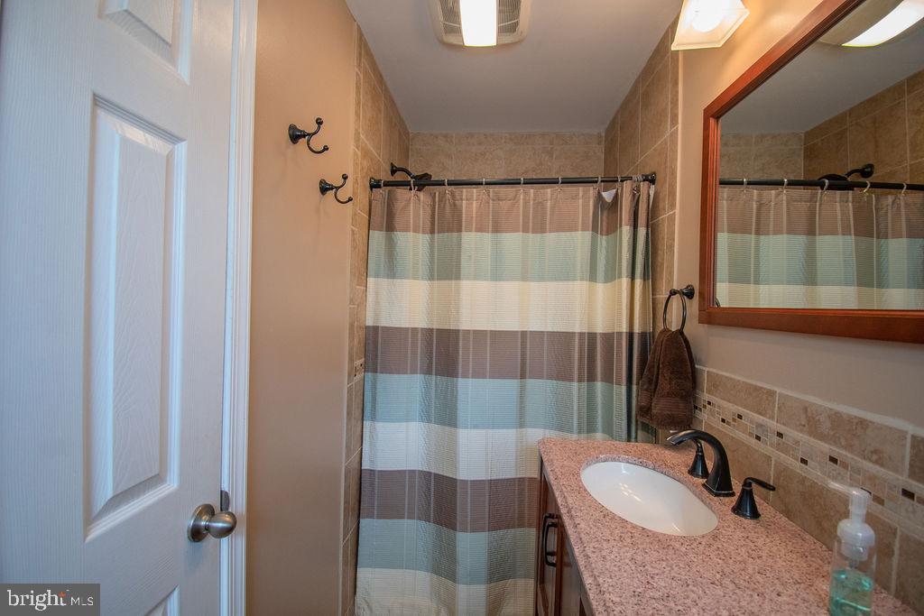 20 Rita Road Morrisville, PA 19067 - Photo 18 of 35 Main bedroom full bath