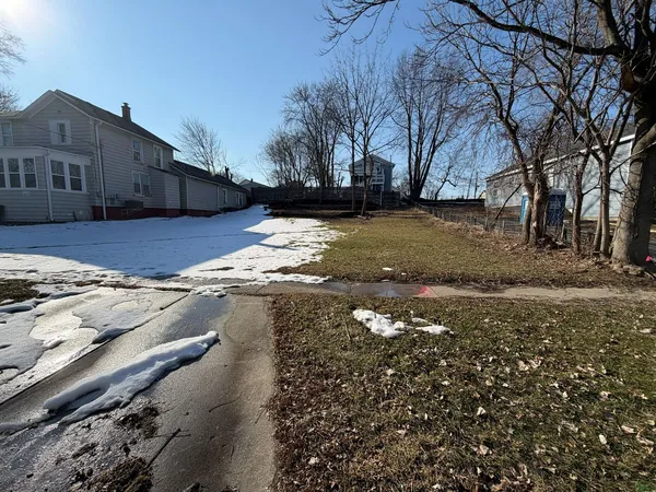 a view of a yard with a house
