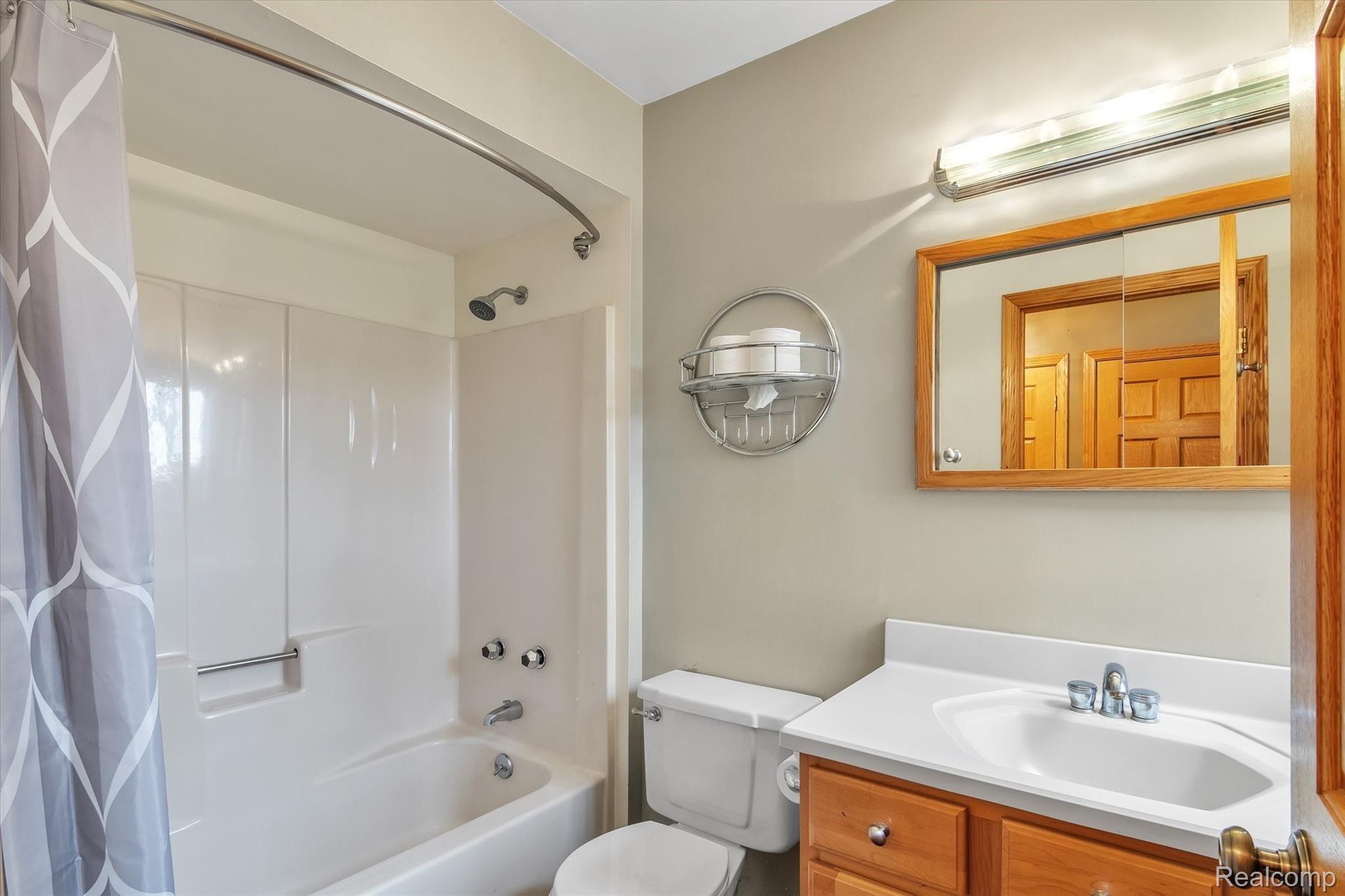4211 Crandall Road Howell, MI 48855 - Photo 24 of 42 First Floor Full Bath / Guest Bath