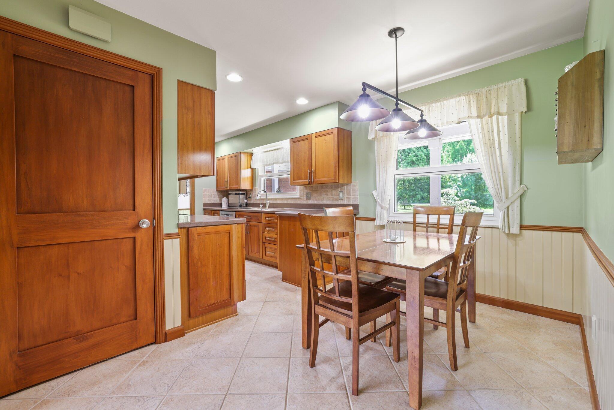19940 Collins Road Marysville, OH 43040 - Photo 17 of 53 Eat-in Kitchen w/ceramic tile floors