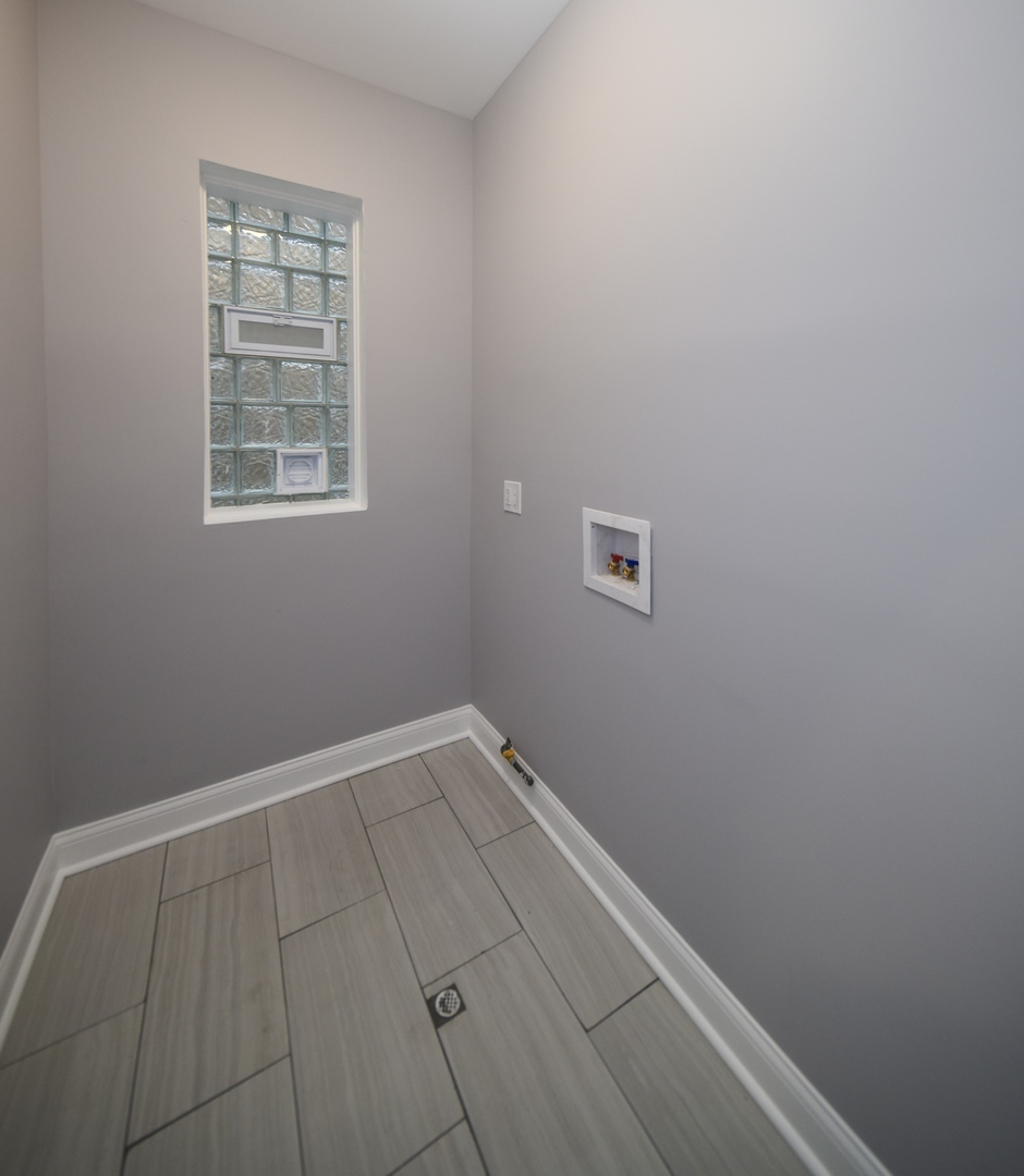 5932 South Elizabeth Street Chicago, IL 60636 - Photo 12 of 25 an empty room with a window