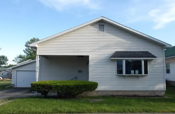 $90,000 | 114 East 7th Street, Flora, IL 62839