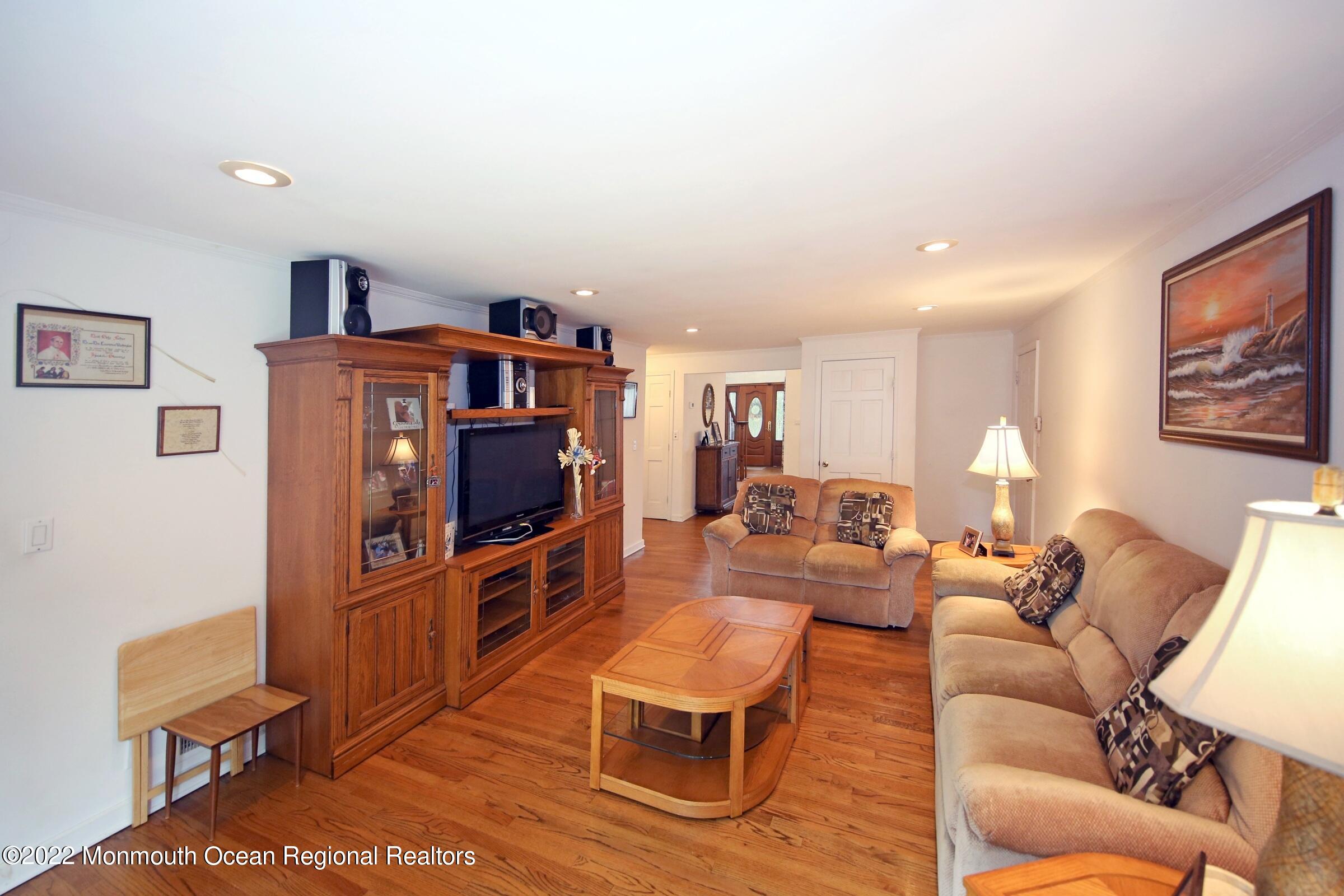 737 Nutswamp Road Red Bank, NJ 07701 - Photo 13 of 40 IMG_3025a