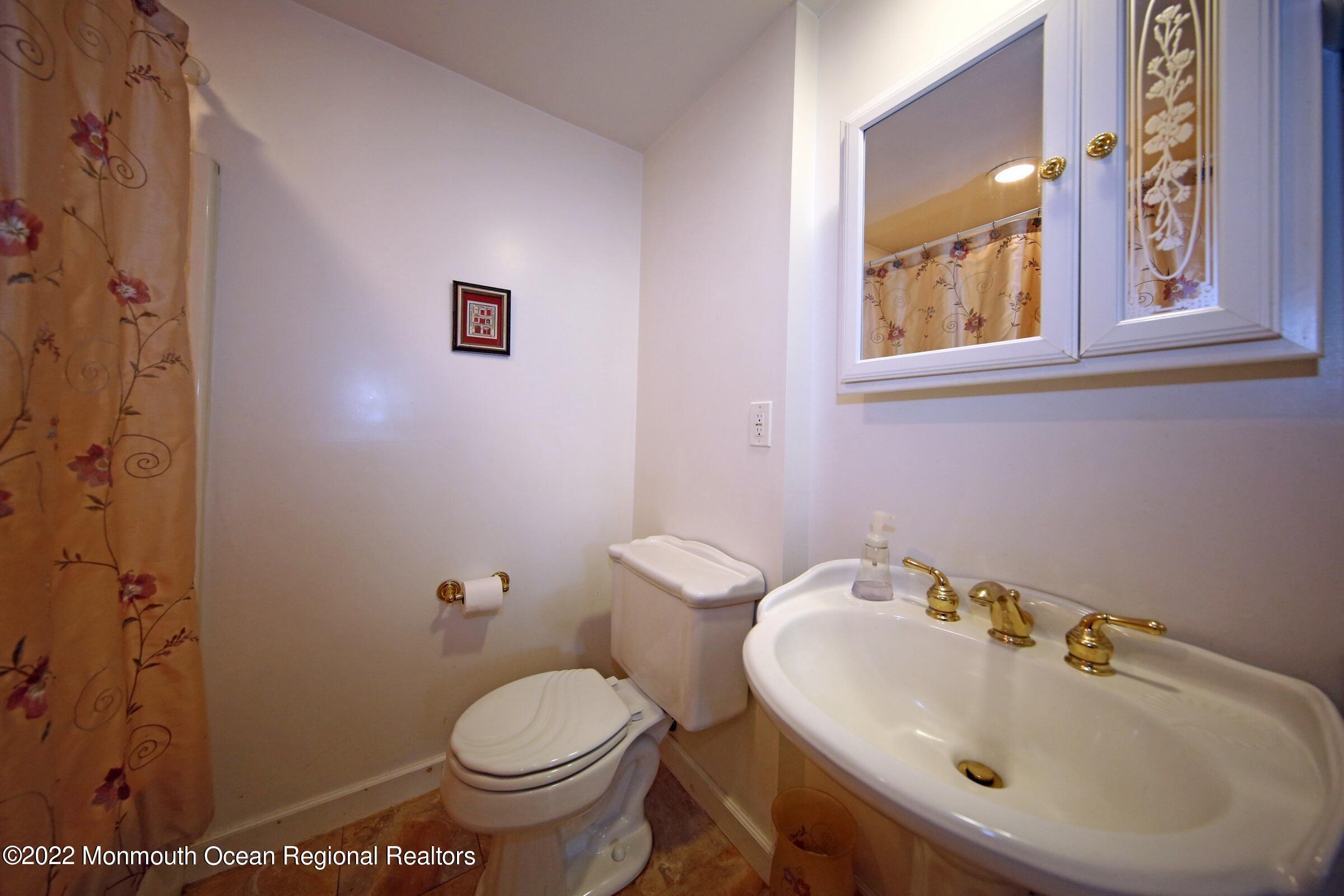 737 Nutswamp Road Red Bank, NJ 07701 - Photo 15 of 40 IMG_3026a