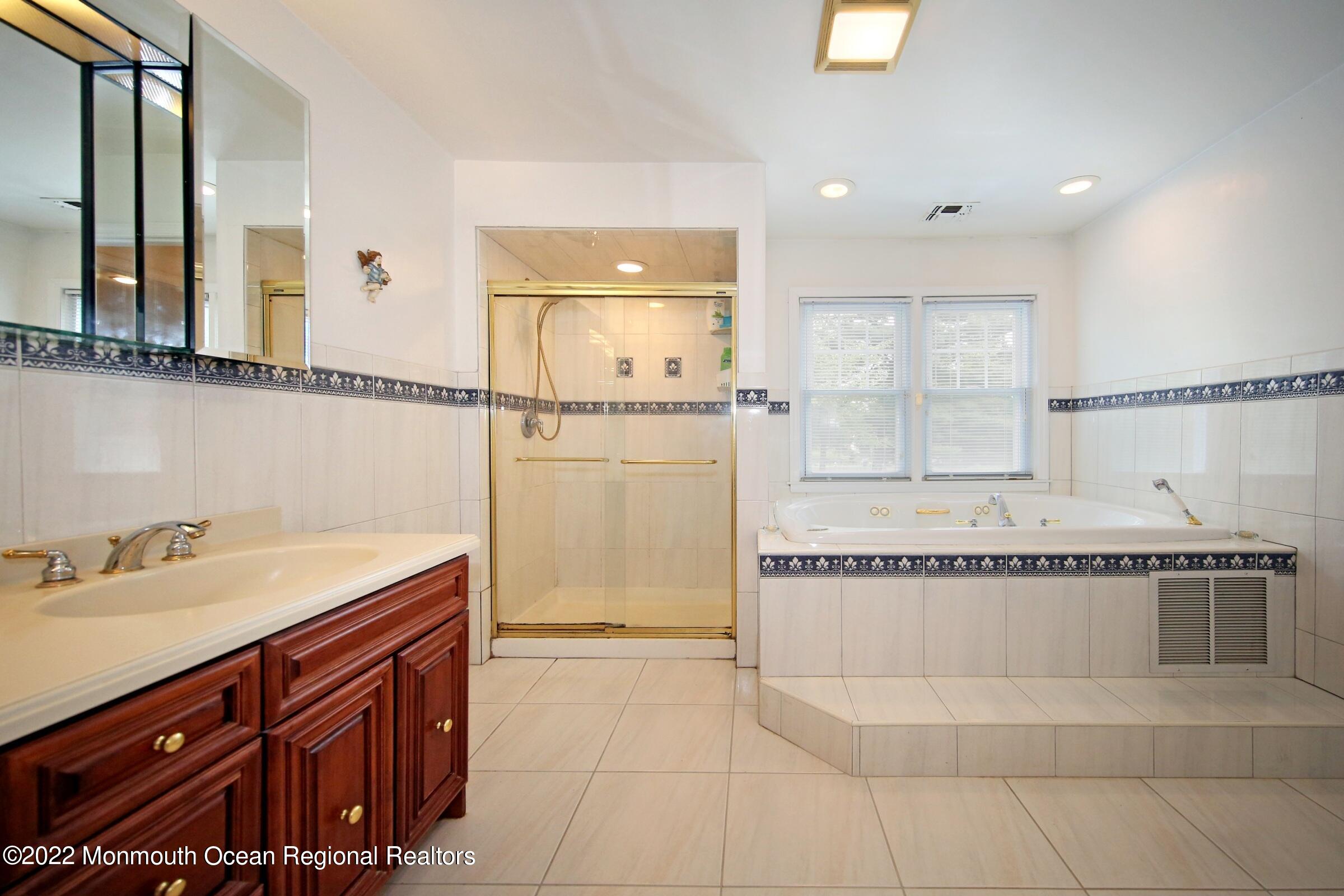 737 Nutswamp Road Red Bank, NJ 07701 - Photo 20 of 40 IMG_3037a
