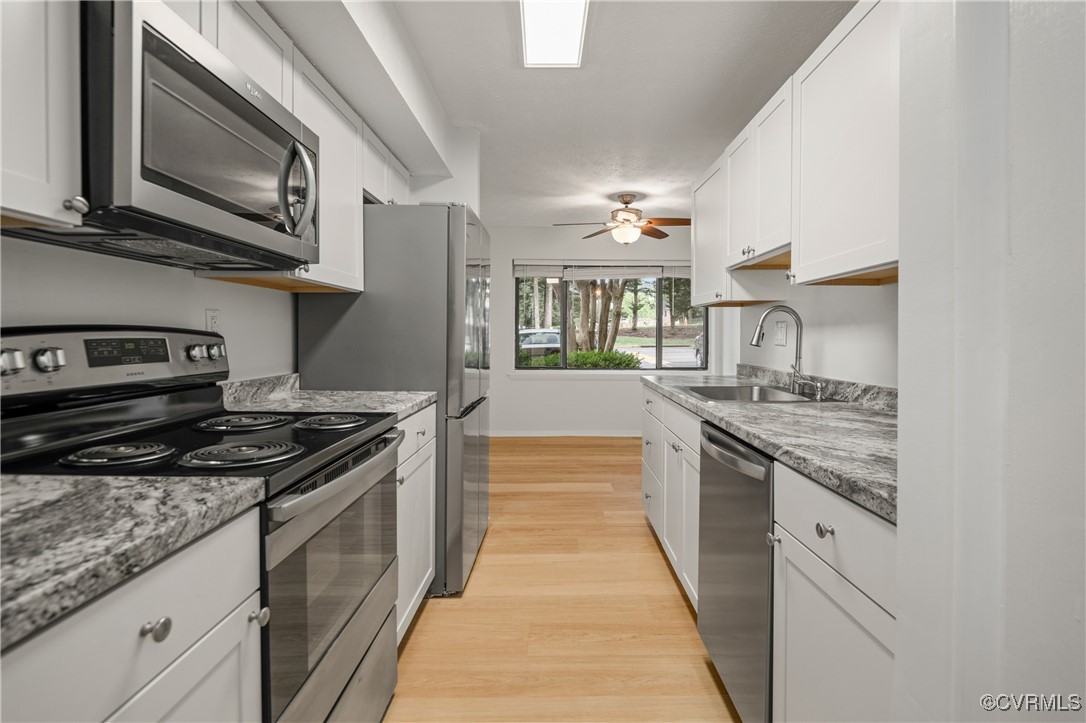 1503 Largo Road, Unit T3 Henrico, VA 23238 - Photo 9 of 33 Kitchen featuring stainless steel appliances, a si