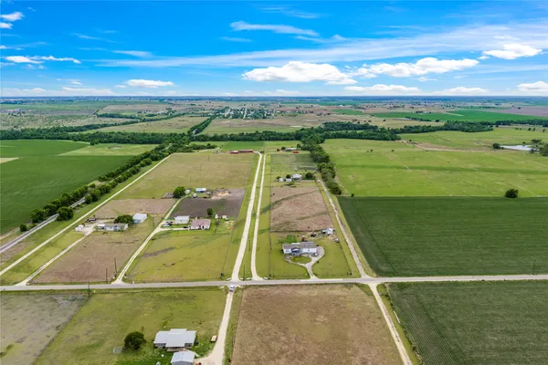 $569,999 | 820 County Road 454, Taylor, TX 76574