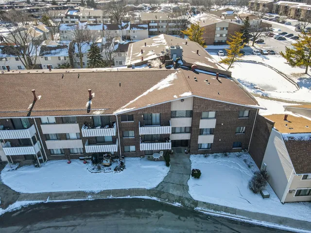 $235,000 | 3000 Bayside Drive, Unit 202, Palatine, IL 60074