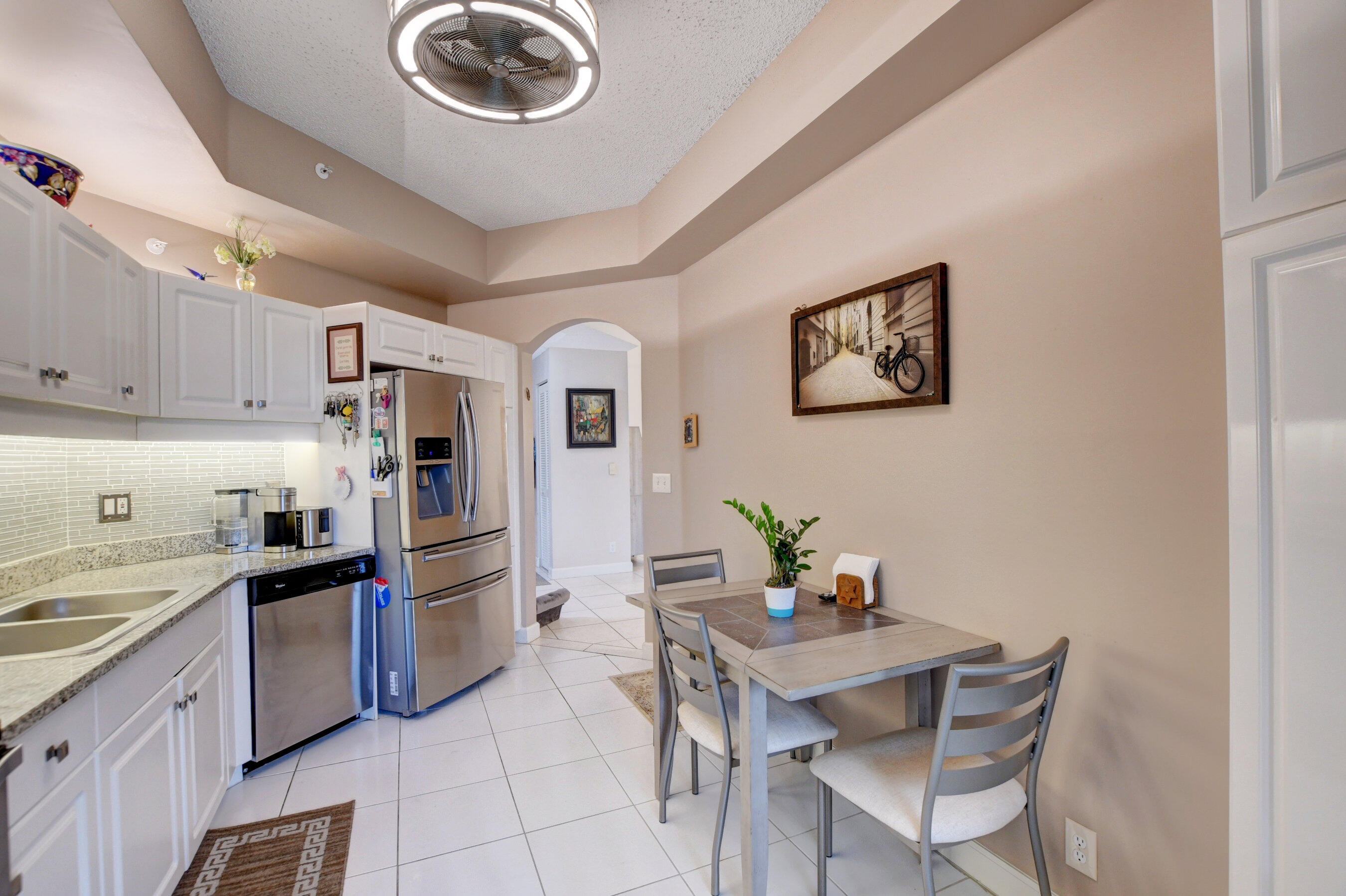 7546 La Paz Boulevard, Unit 207 Boca Raton, FL 33433 - Photo 13 of 25 kitchen