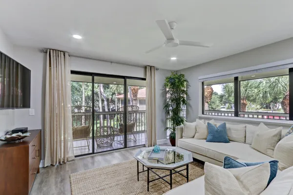 $3,500 | 206 Brackenwood Terrace, Unit 206, Palm Beach Gardens, FL 33418