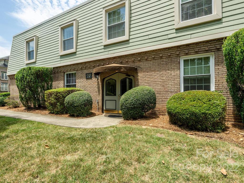 a view of a house with backyard and plants