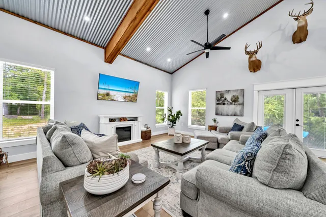 $489,000 | 52 Lazy Bone St Point, Vernon, FL 32462