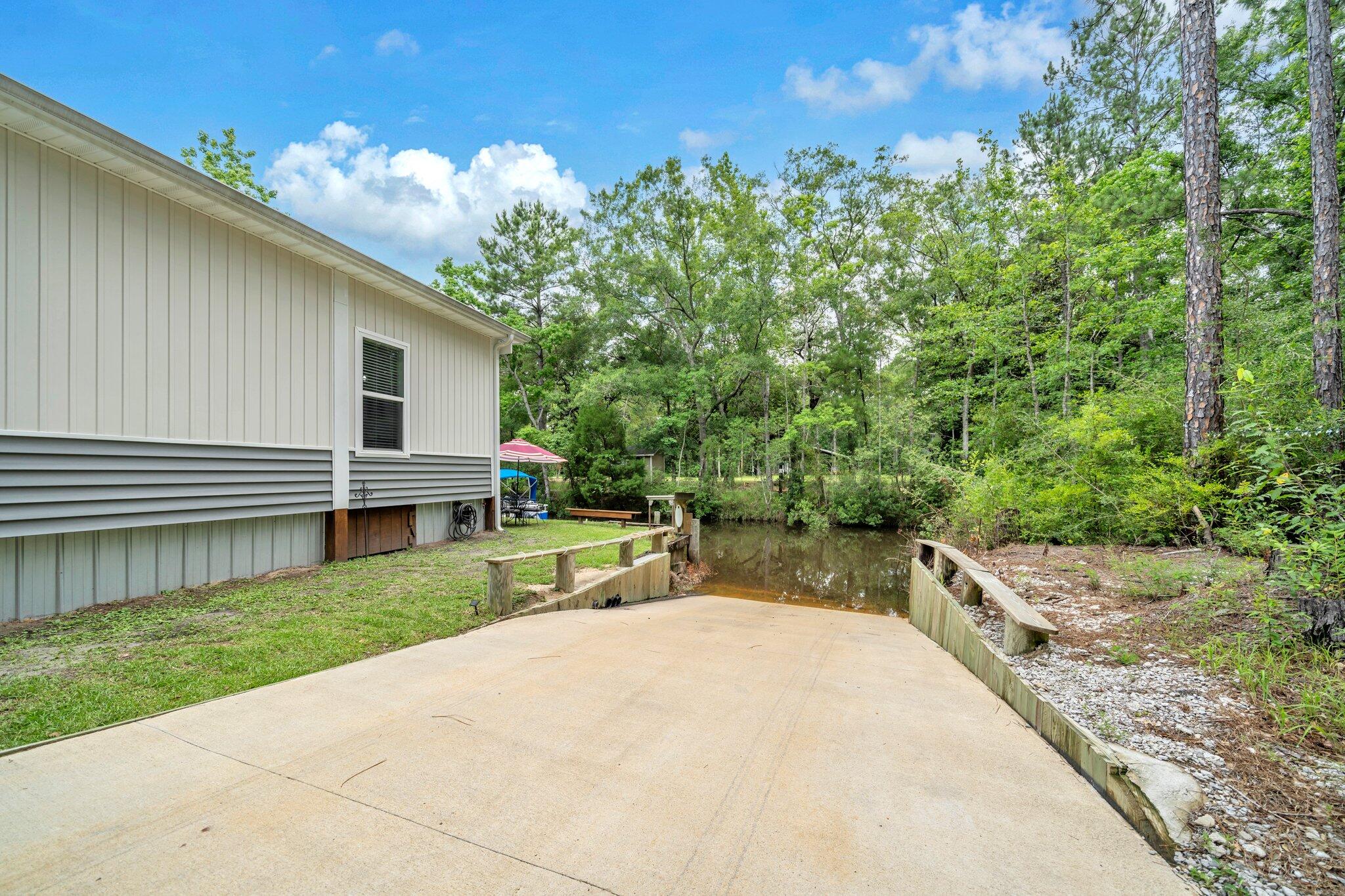 52 Lazy Bone St Point Vernon, FL 32462 - Photo 42 of 62 a view of a backyard with sitting area