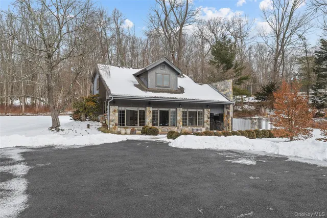 $4,575 | 600 Cantitoe Street, Unit CARRIAGE HOUSE, Bedford, NY 10506