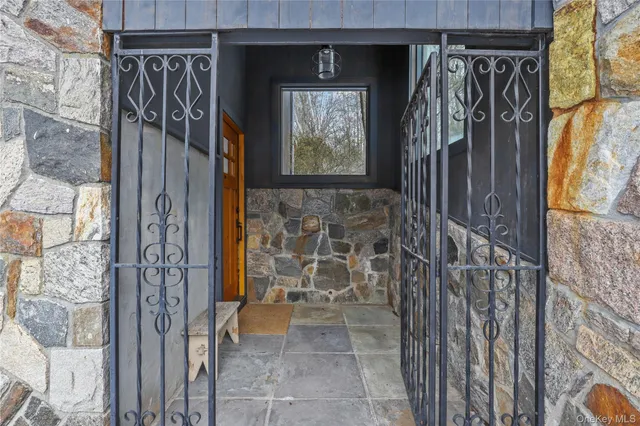 $4,575 | 600 Cantitoe Street, Unit CARRIAGE HOUSE, Bedford, NY 10506