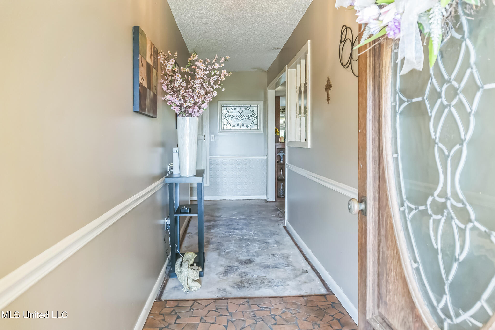 1551 Highway 4 Ashland, MS 38603 - Photo 5 of 31 05_1551_Hwy_4E_Ashland_MS_38603-Foyer-DS