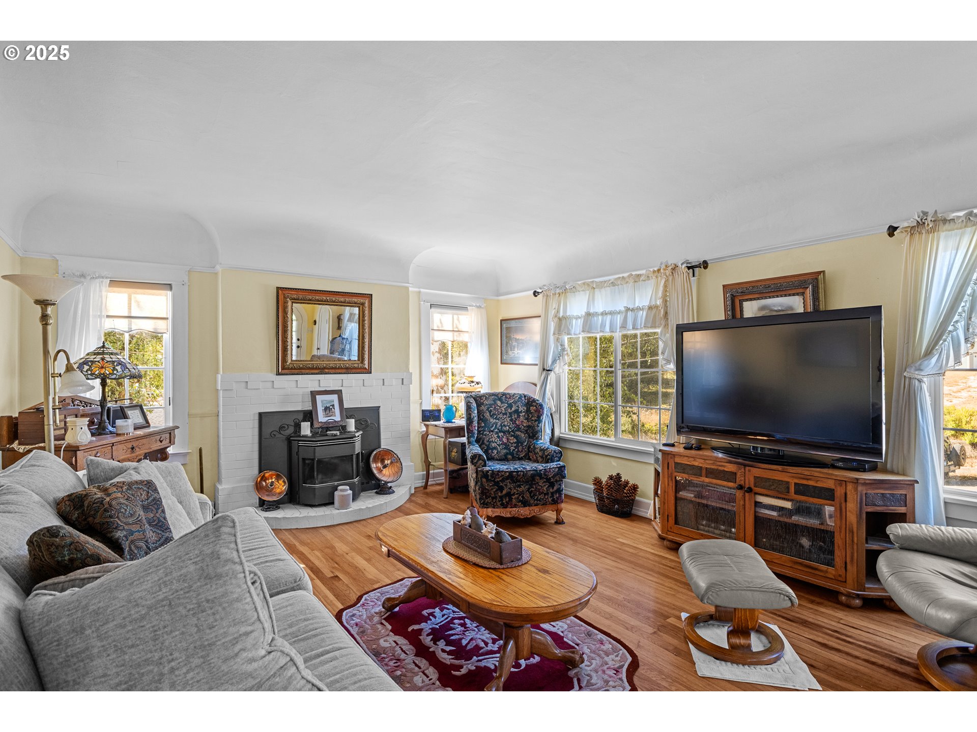 1112 Spruce Street Myrtle Point, OR 97458 - Photo 11 of 47 a living room with furniture and a flat screen tv