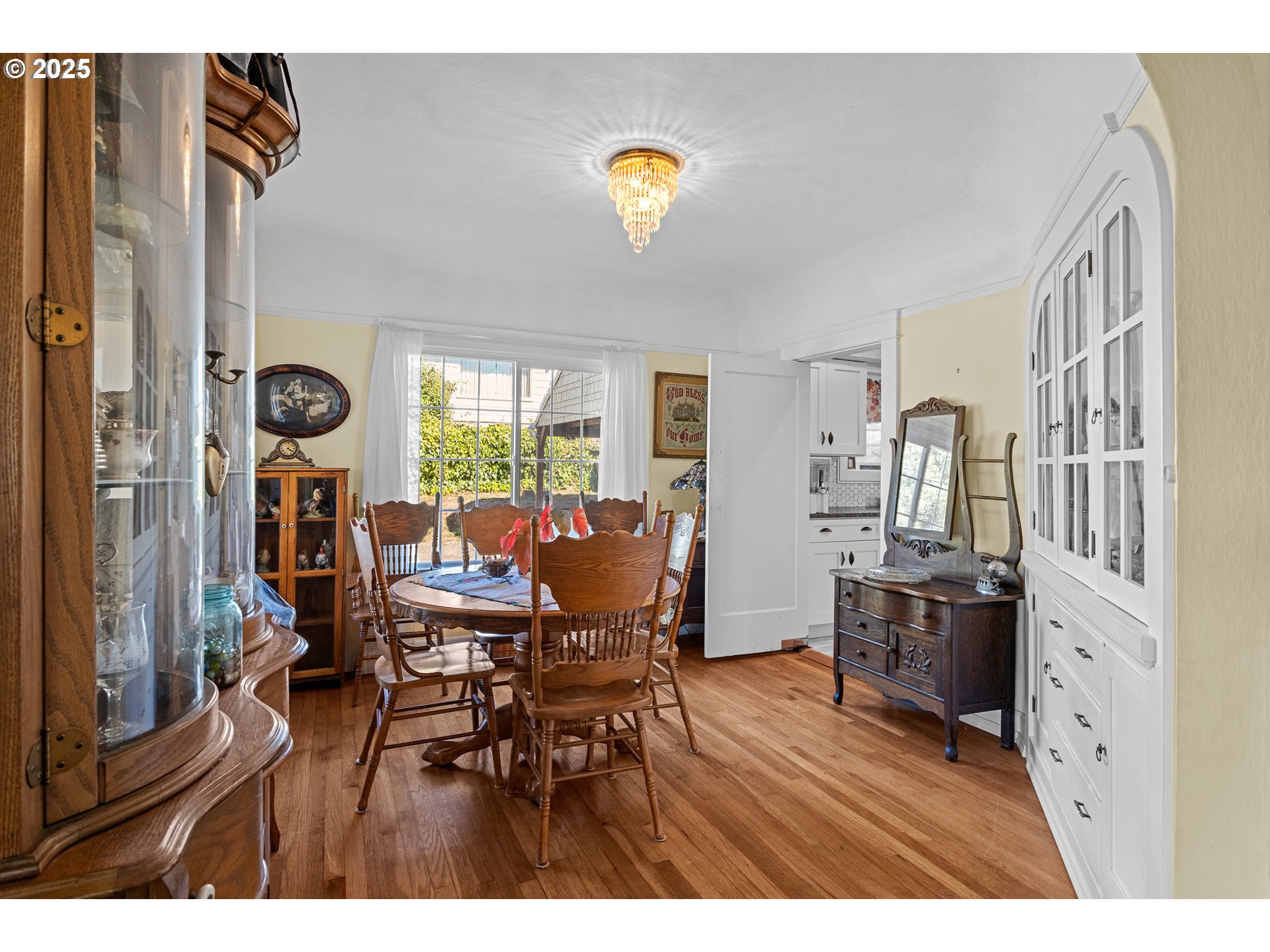 1112 Spruce Street Myrtle Point, OR 97458 - Photo 15 of 47 a view of living room and window