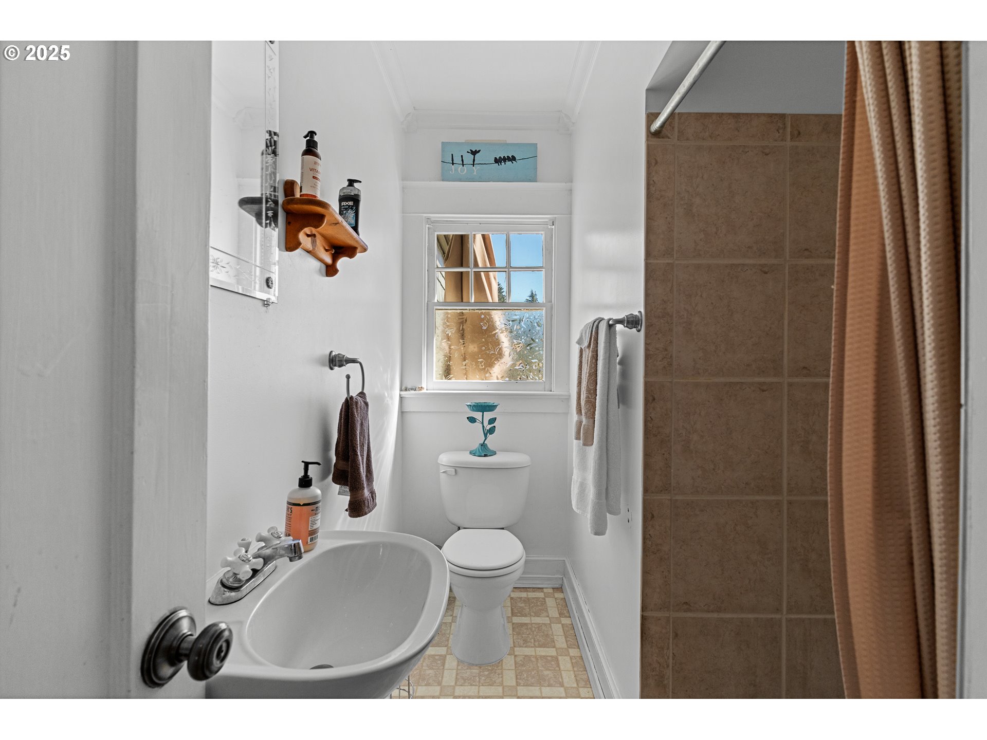 1112 Spruce Street Myrtle Point, OR 97458 - Photo 27 of 47 a bathroom with a sink and toilet