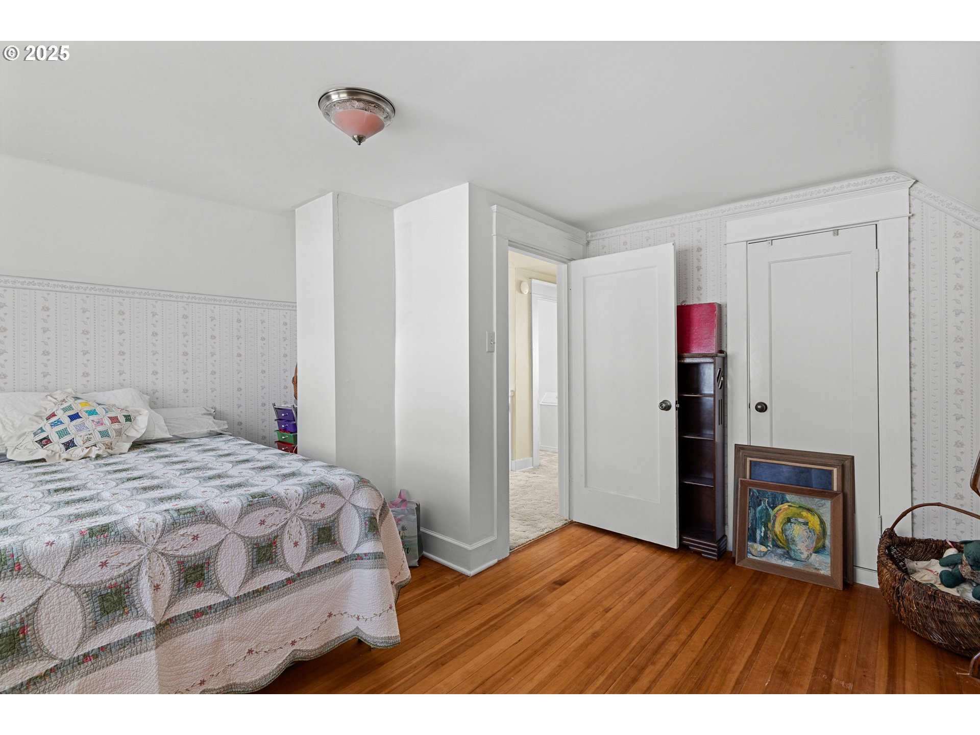 1112 Spruce Street Myrtle Point, OR 97458 - Photo 33 of 47 a bedroom with a bed and a table