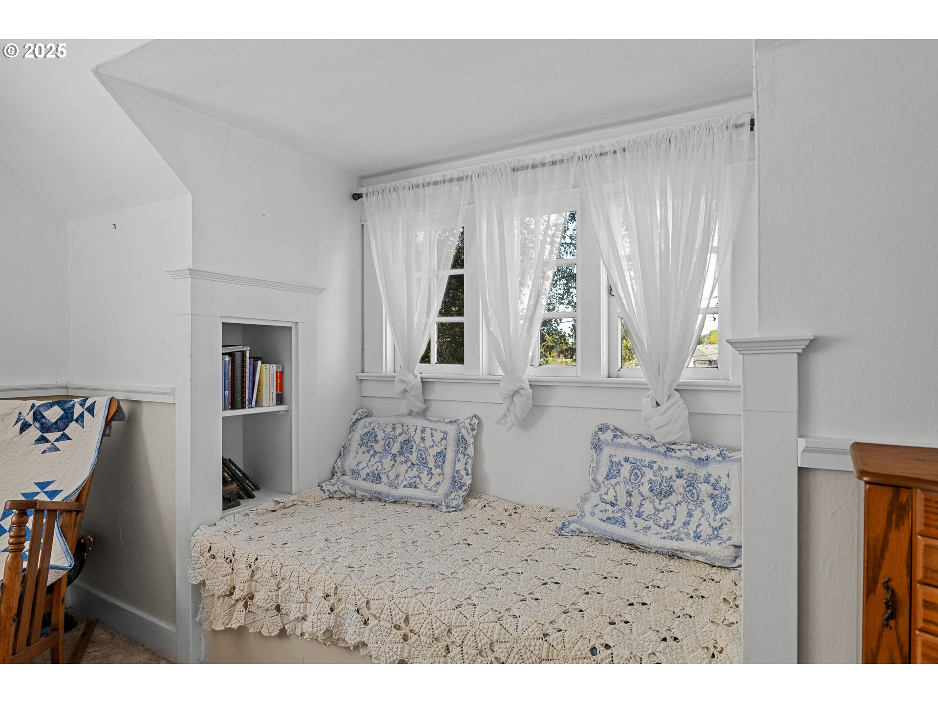 1112 Spruce Street Myrtle Point, OR 97458 - Photo 36 of 47 a bedroom with a bed and a window