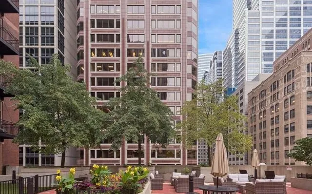 $3,300 | 212 West Washington Street, Unit 1002, Chicago, IL 60606