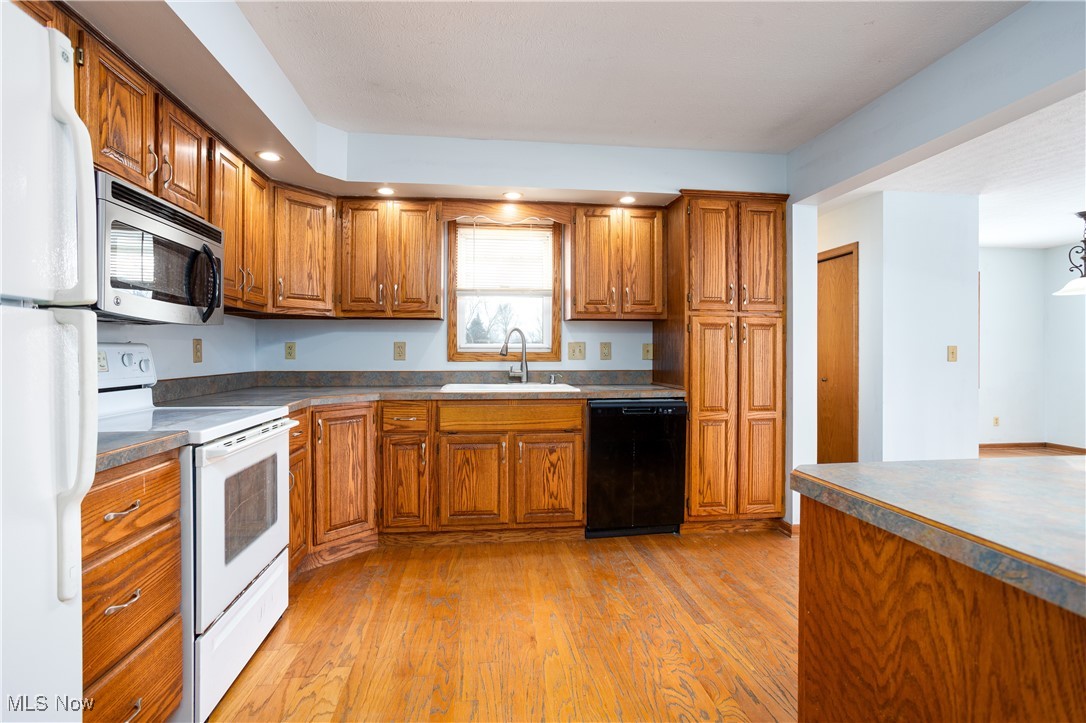 4254 Beat Road Litchfield, OH 44253 - Photo 6 of 27 Oak Kitchen showing Island, Wood Flooring & Range