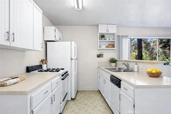 $2,750,000 | 15 La Crescenta Drive, Camarillo, CA 93010