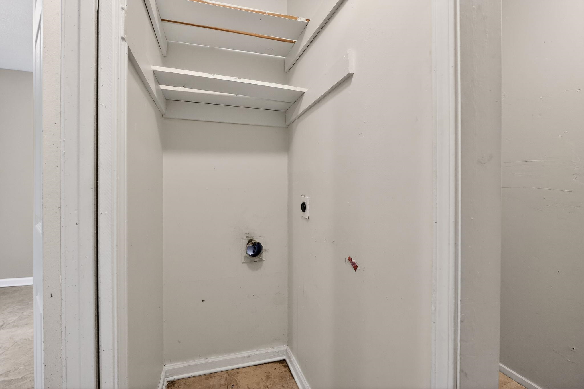 4094 Double Tree Street Memphis, TN 38109 - Photo 29 of 31 Laundry area with baseboards and electric dryer hookup
