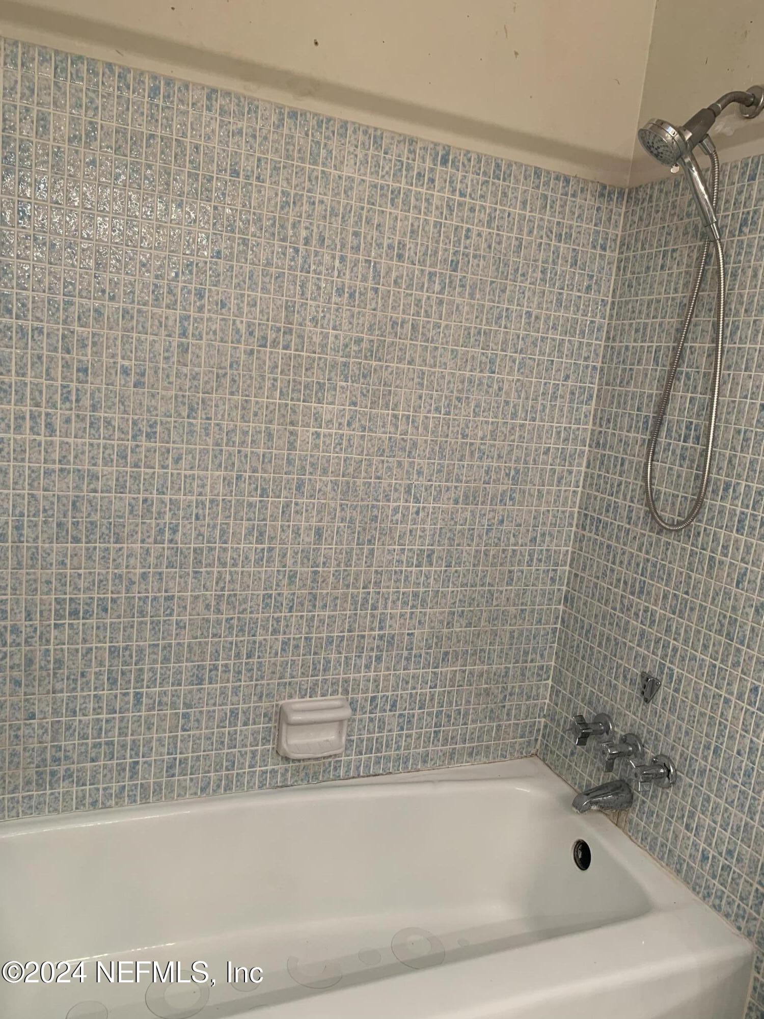 10558 Tulsa Road Jacksonville, FL 32218 - Photo 12 of 24 a bathroom with a bathtub