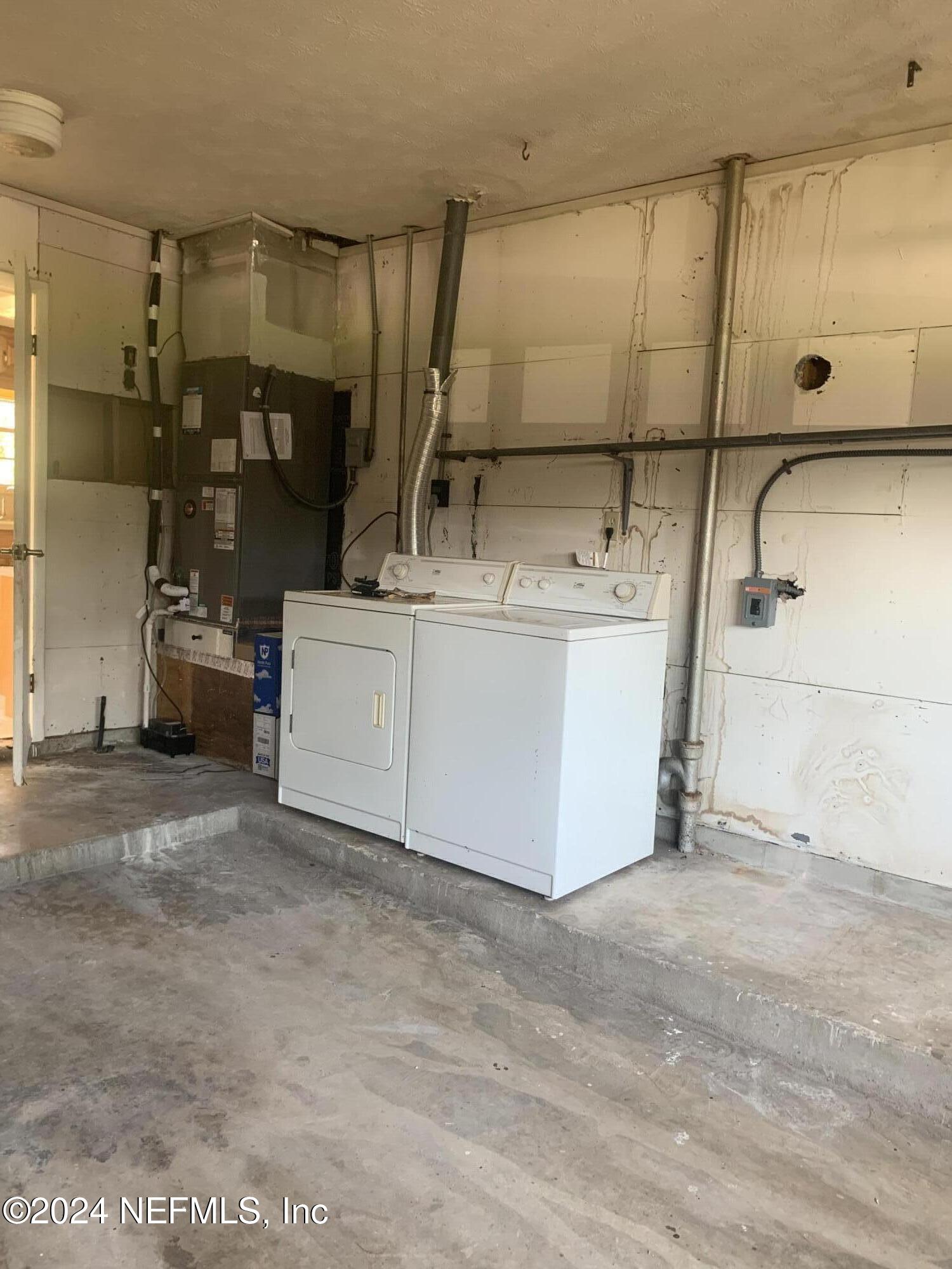 10558 Tulsa Road Jacksonville, FL 32218 - Photo 19 of 24 a utility room with cabinets