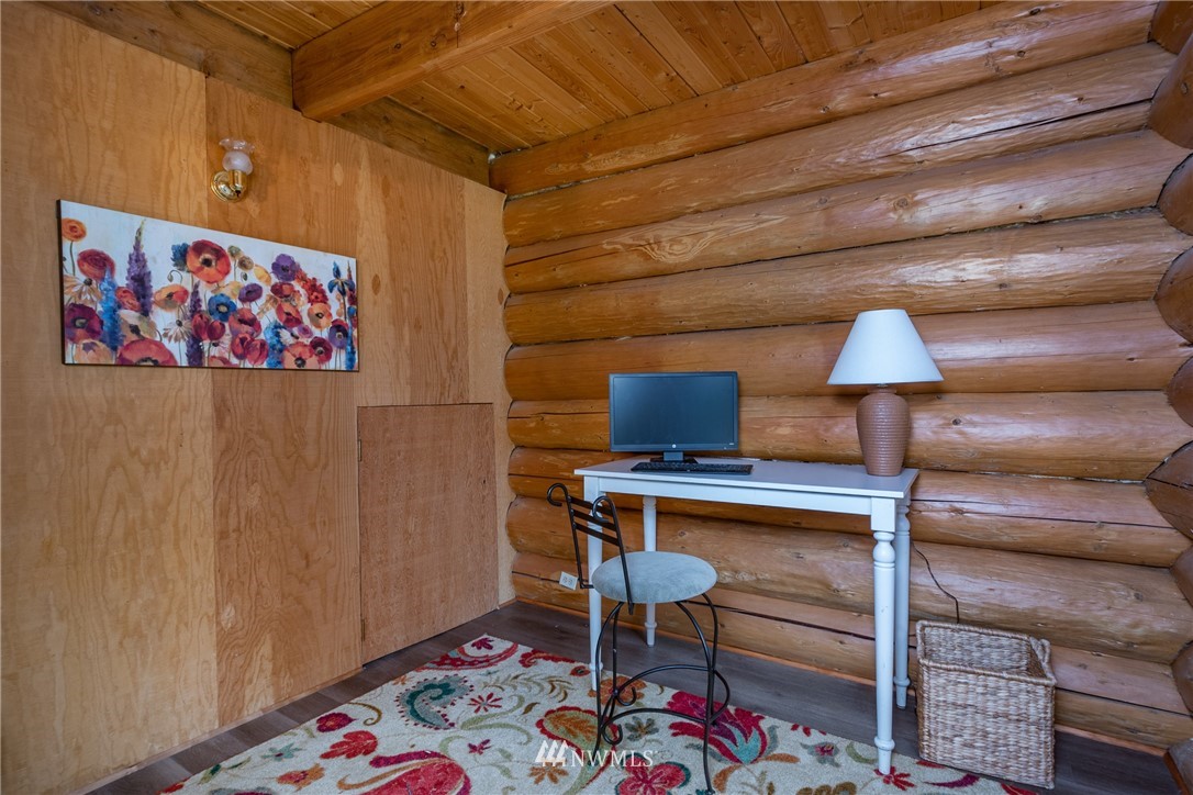 5720 Cameron Road Freeland, WA 98249 - Photo 22 of 36 a room with furniture and a lamp