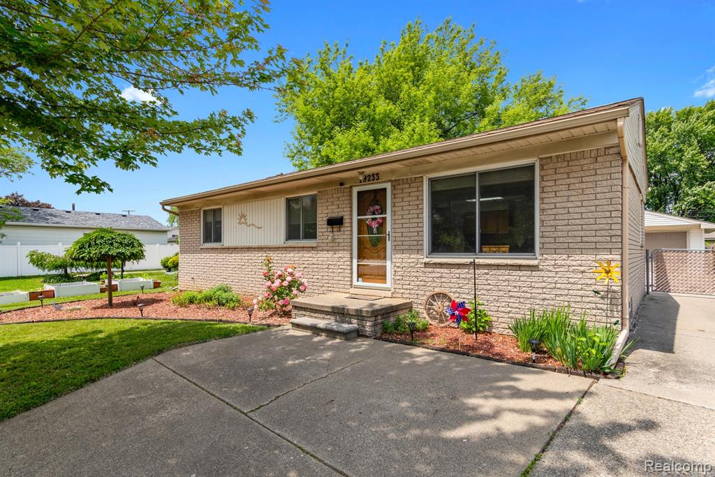 19233 Martin Road Roseville, MI 48066 - Photo 3 of 26 Gallery Image 3