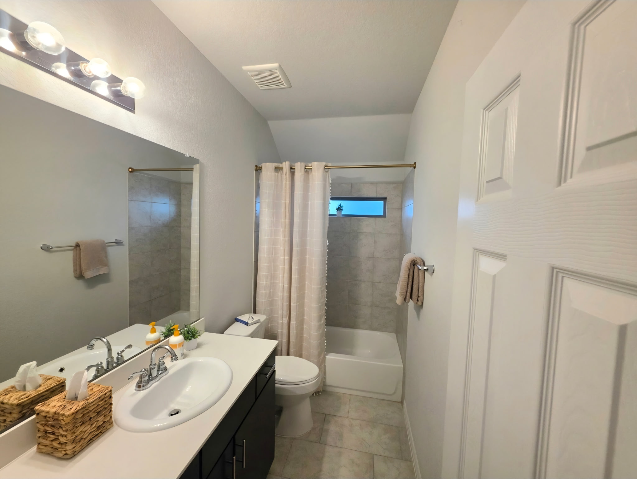 3833 Mercer Road Georgetown, TX 78628 - Photo 20 of 25 A well-appointed bath features tile flooring and a bathtub with a tiled shower surround.