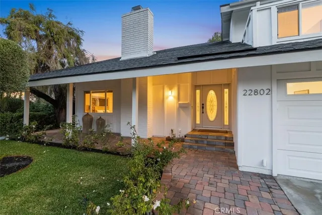 a view of a house with backyard and garden