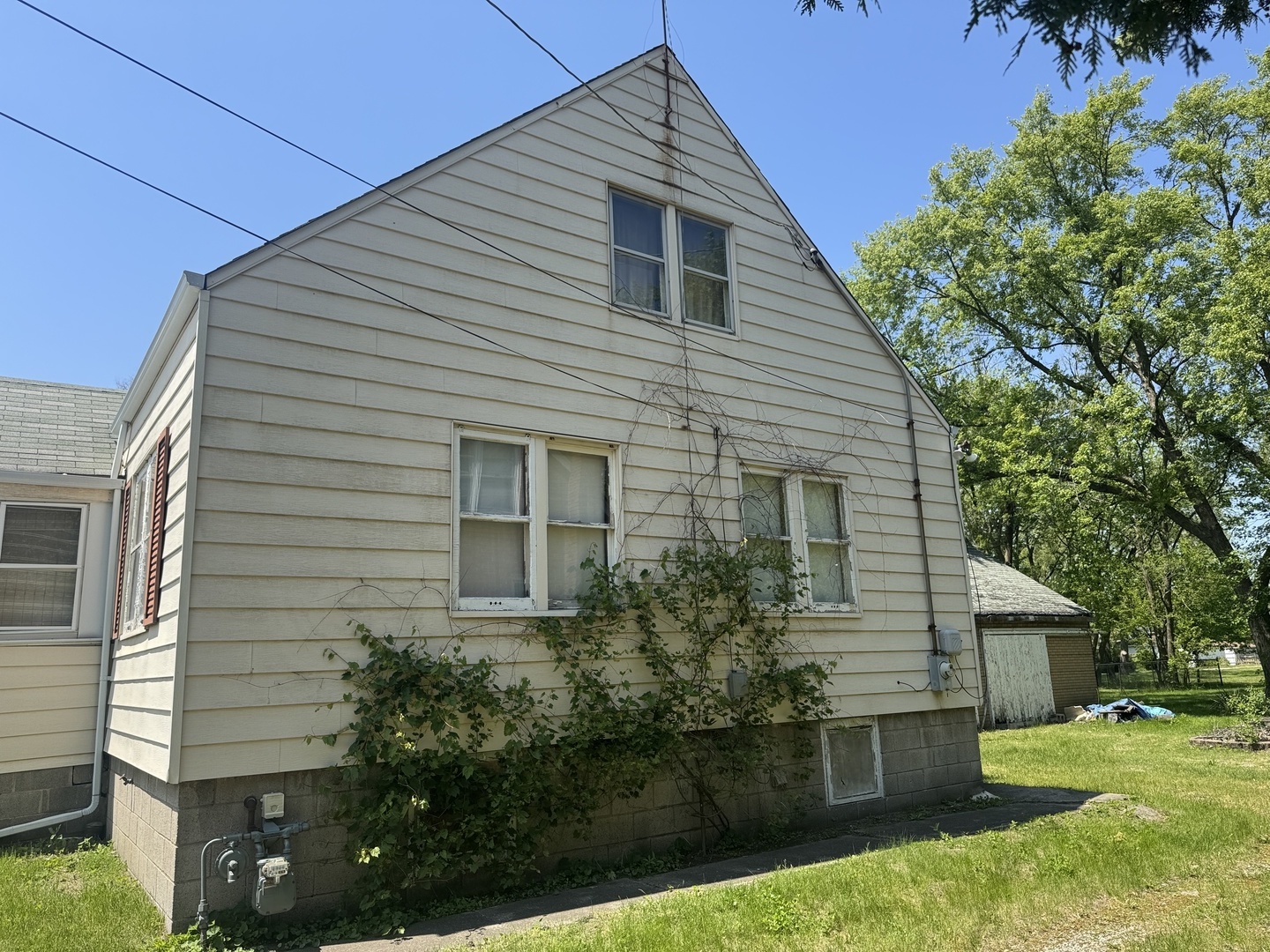 3226 181st Street Lansing, IL 60438 - Photo 15 of 38 a front view of house with yard and green space
