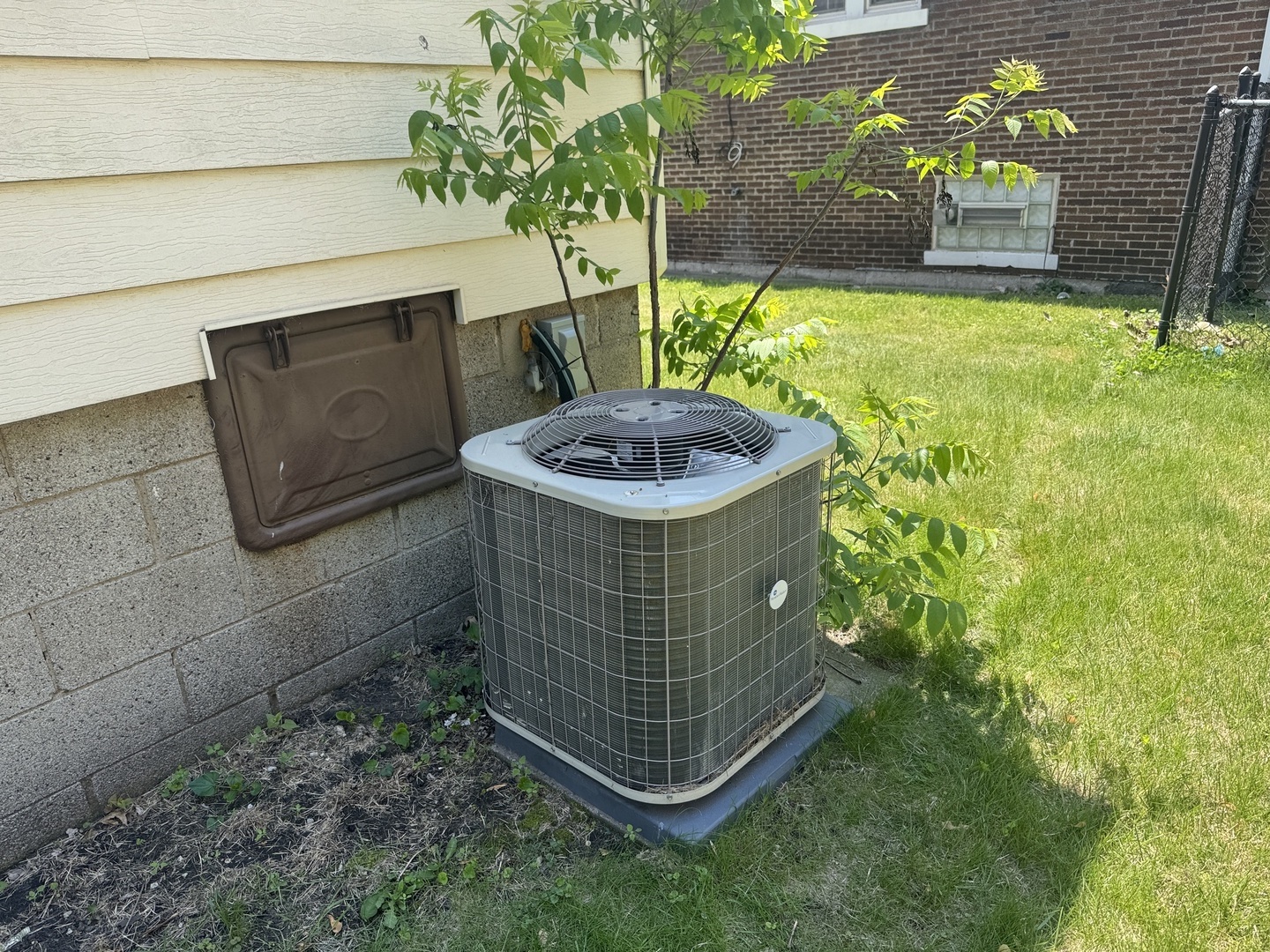 3226 181st Street Lansing, IL 60438 - Photo 19 of 38 a room that has a tree in it