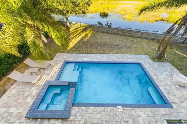 a view of a backyard