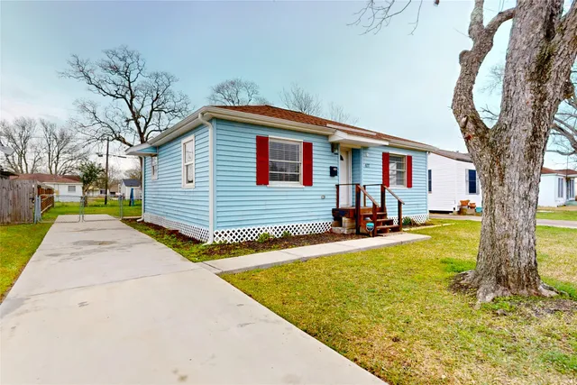 a view of a house with swimming pool and porch