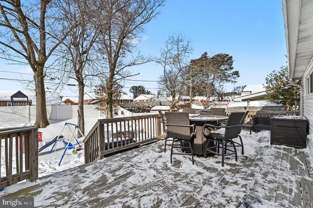 a view of a dinning table and chairs in the patio