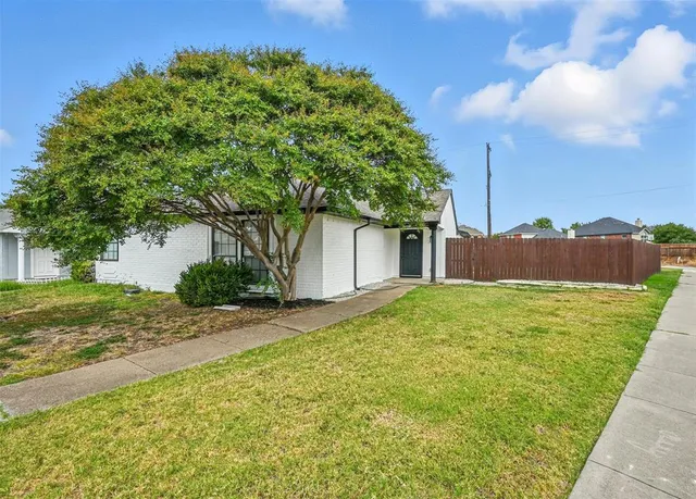 a view of a house with a yard